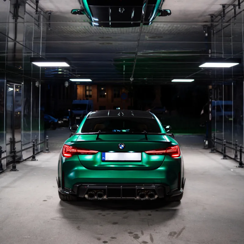 Zaparkowany sportowy samochód widoczny od tyłu w garażu.